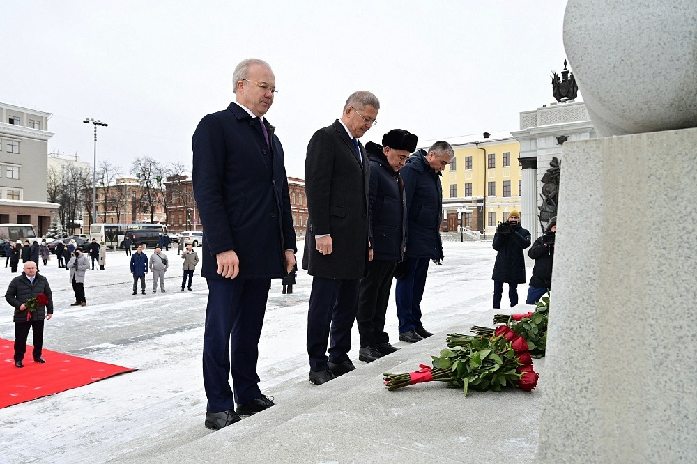 Главы Башкортостана и Узбекистана почтили память героев в Уфе