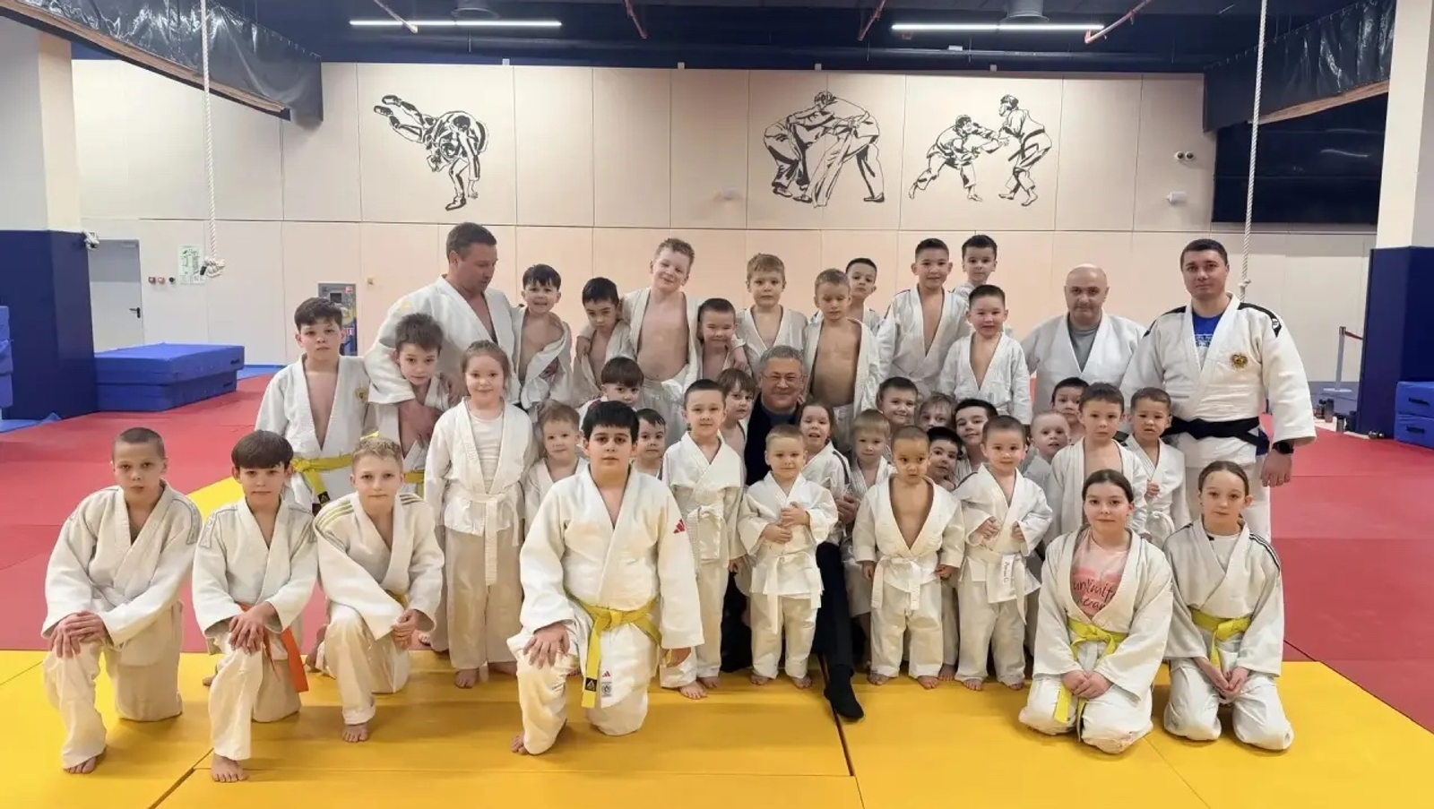 Накануне 23 февраля Радий Хабиров побывал во Дворце борьбы