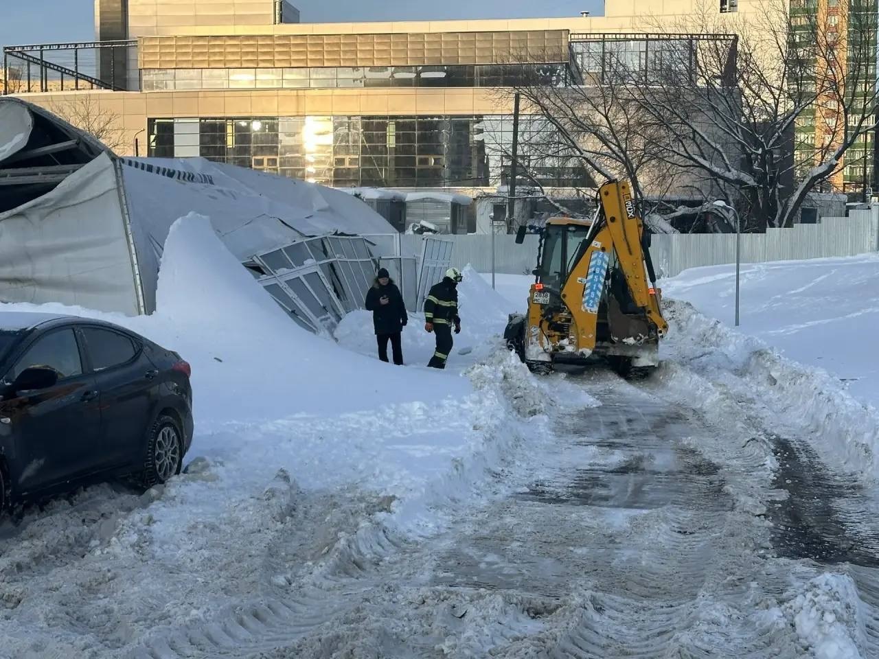 В Уфе на улице Мусы Гареева обрушился складской ангар