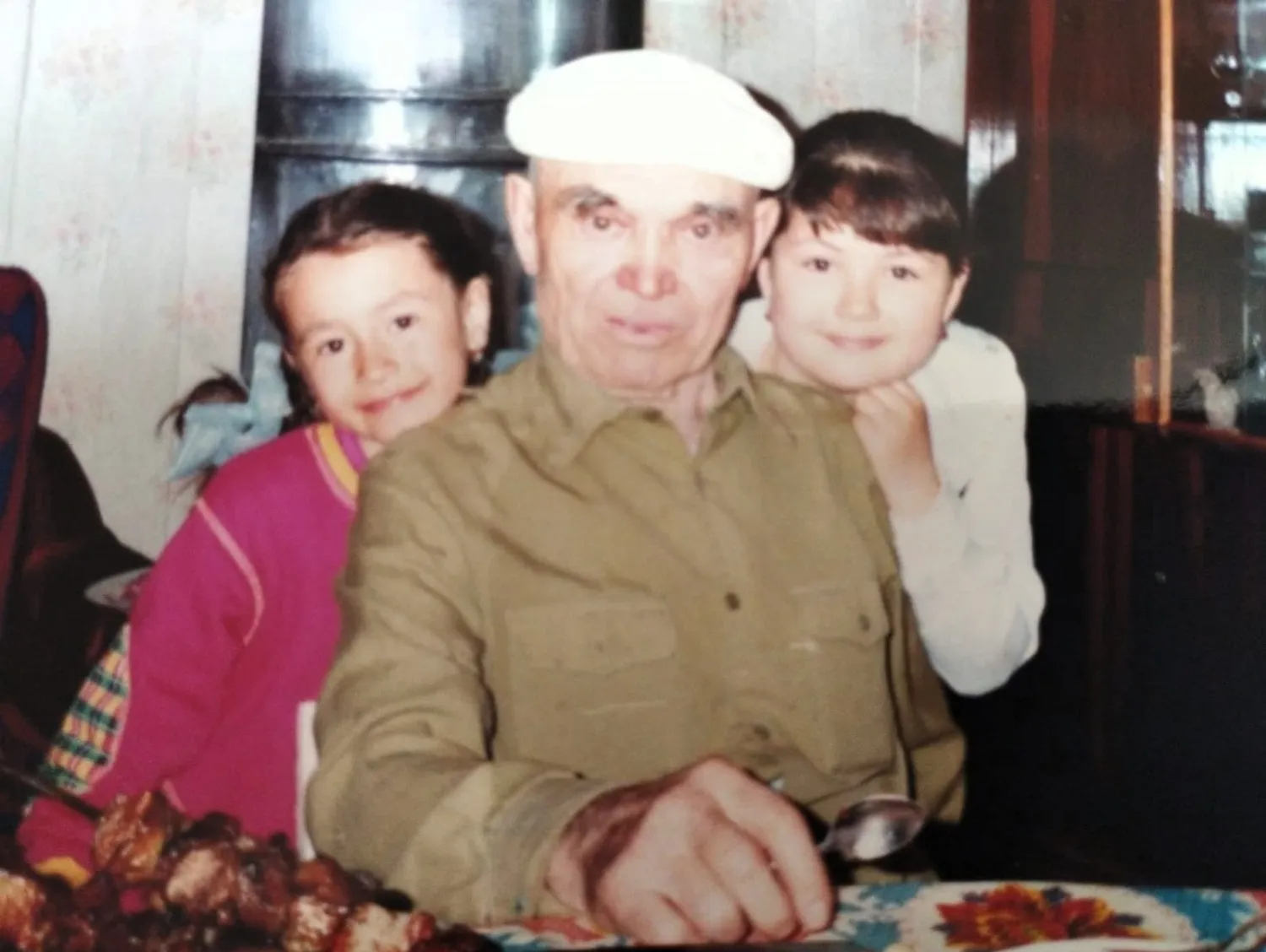 С внучками Гульназ и Гульнарой.