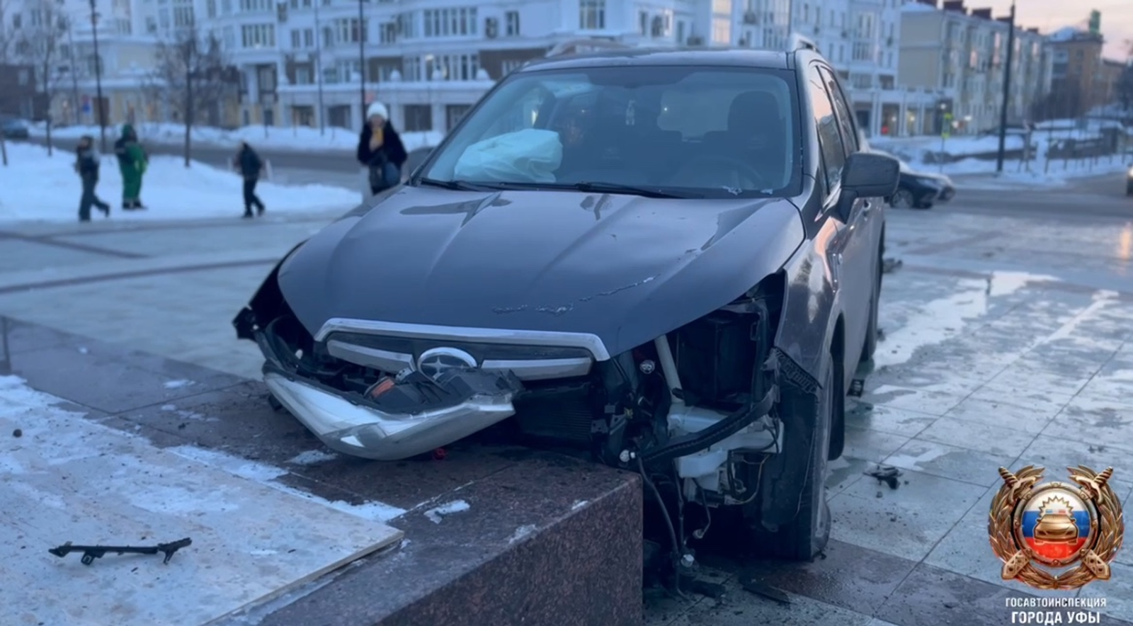 В Уфе водитель совершил наезд на ограждение памятника