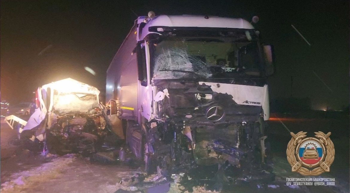В Башкирии водитель ГАЗели погиб в лобовом столкновении с фурой