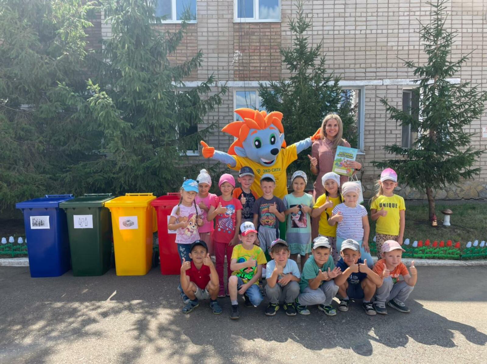 Регоператор Башкирии подарил детскому саду цветные контейнеры и провел экоурок