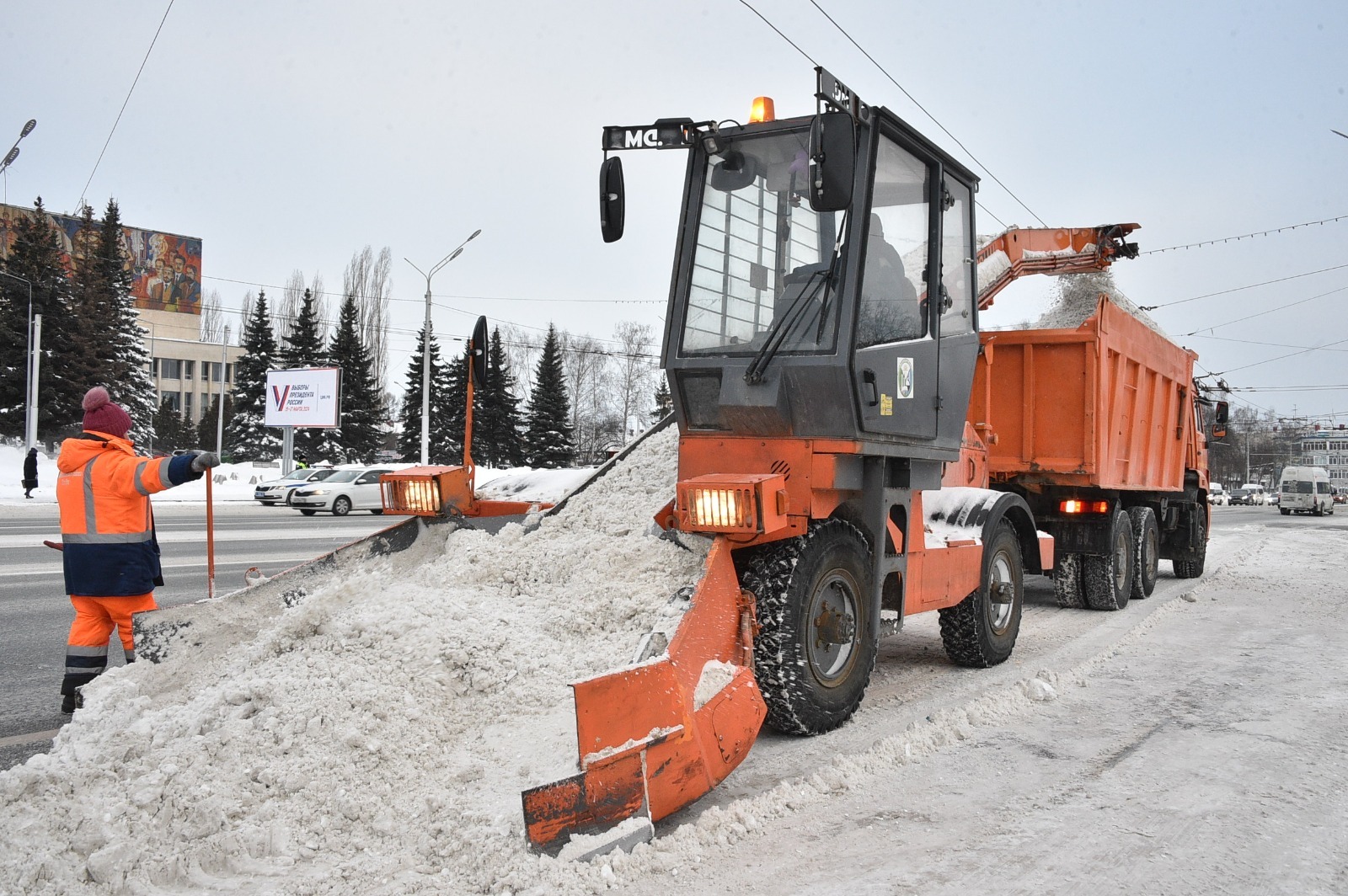 Мэр Уфы поручил усилить контроль за уборкой снега после жалоб в интернете