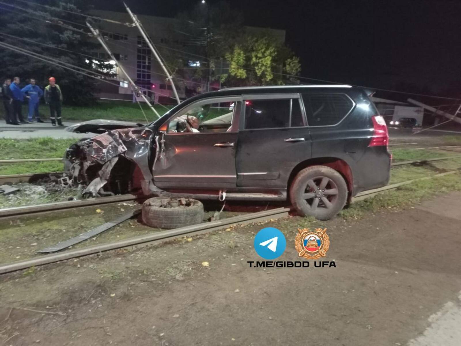 В Уфе водитель Lexus протаранил столб и скрылся с места ДТП