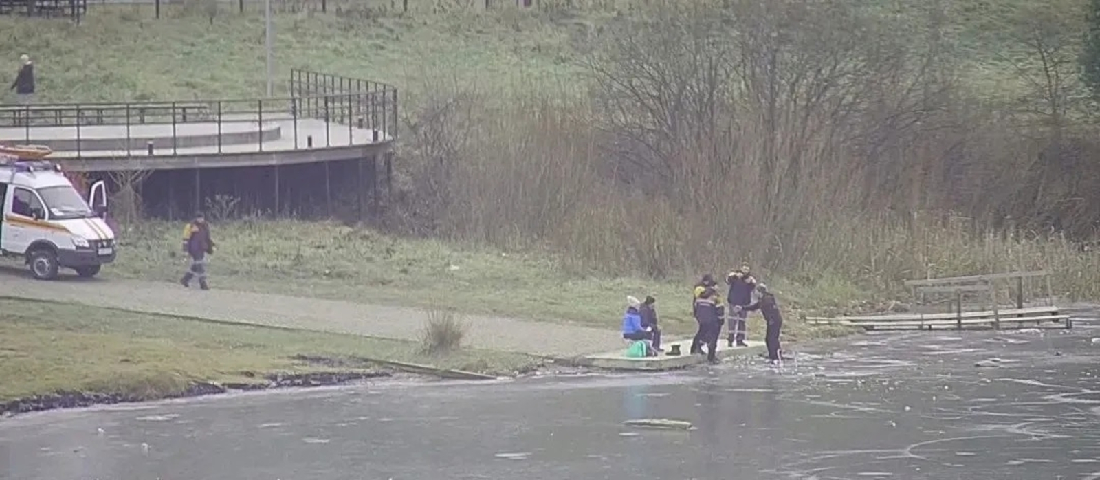 В Башкирии мужчина катался на коньках по тонкому льду