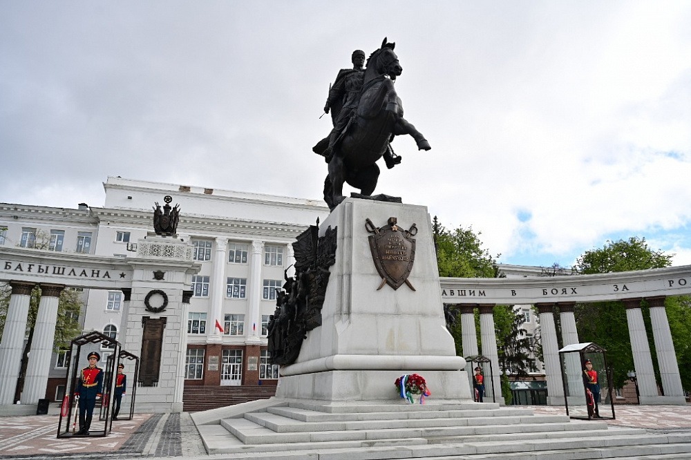 Радий Хабиров сегодня, в День Победы, возложил цветы к памятнику Минигали Шаймуратова