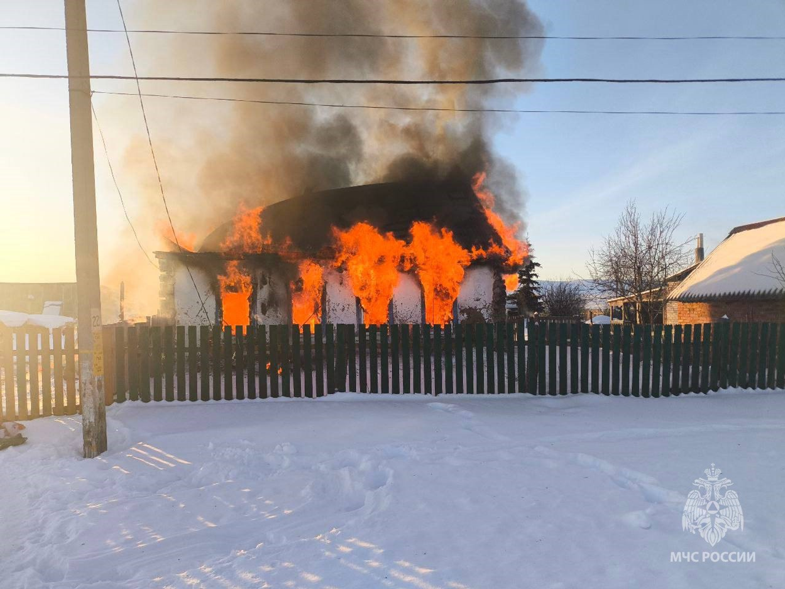 Сразу две многодетные семьи в Башкирии лишились жилья из-за пожаров