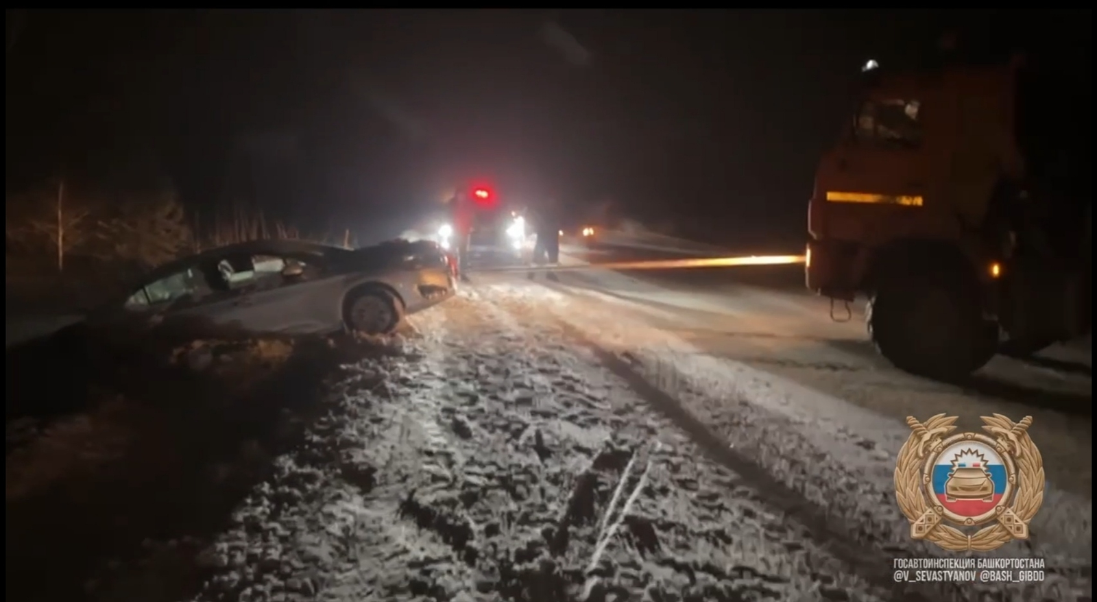 Не проехали мимо: инспекторы ДПС в Башкирии помогли водителю выбраться из снега