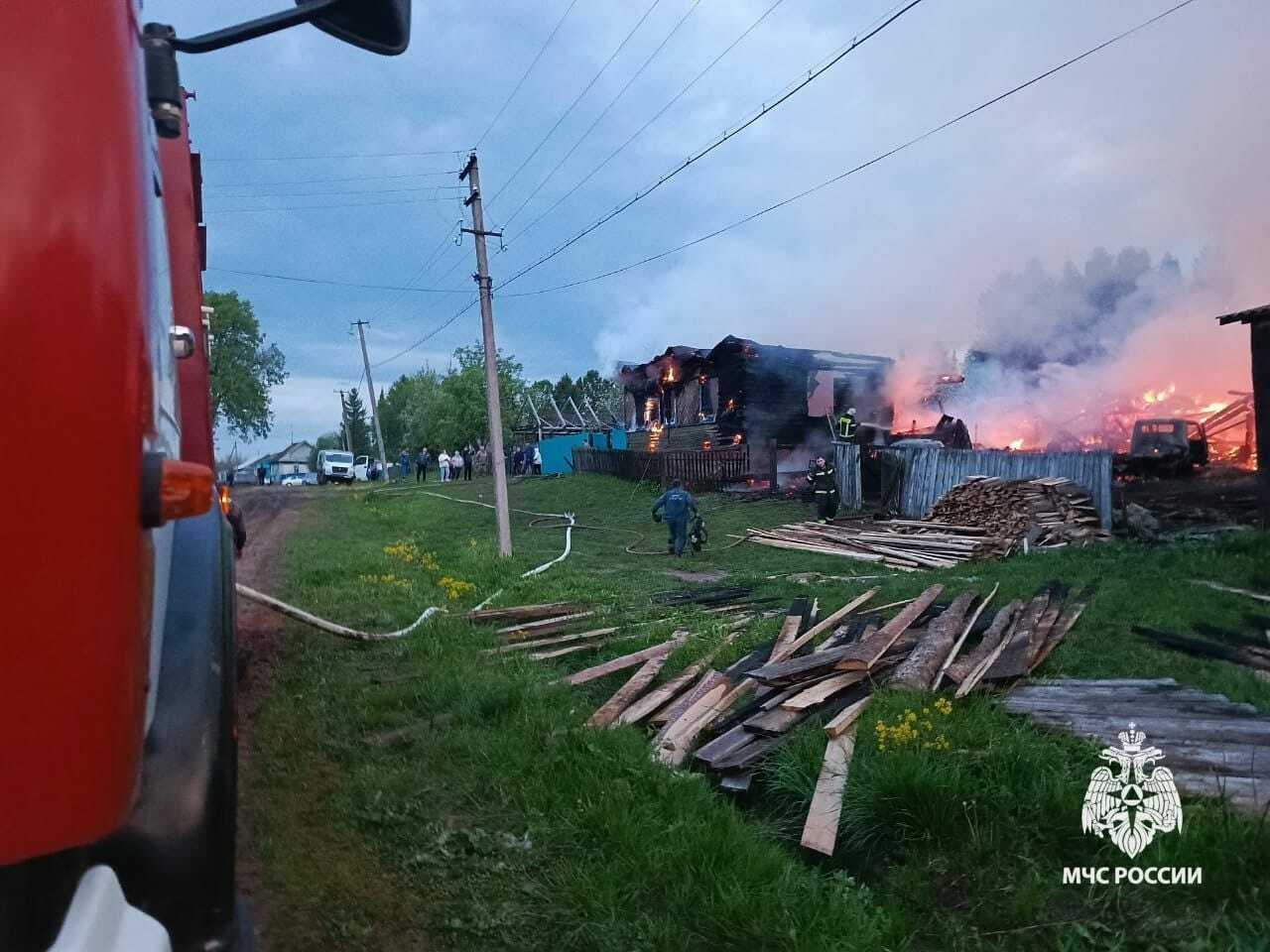 В Башкирии пожар уничтожил дом многодетной семьи