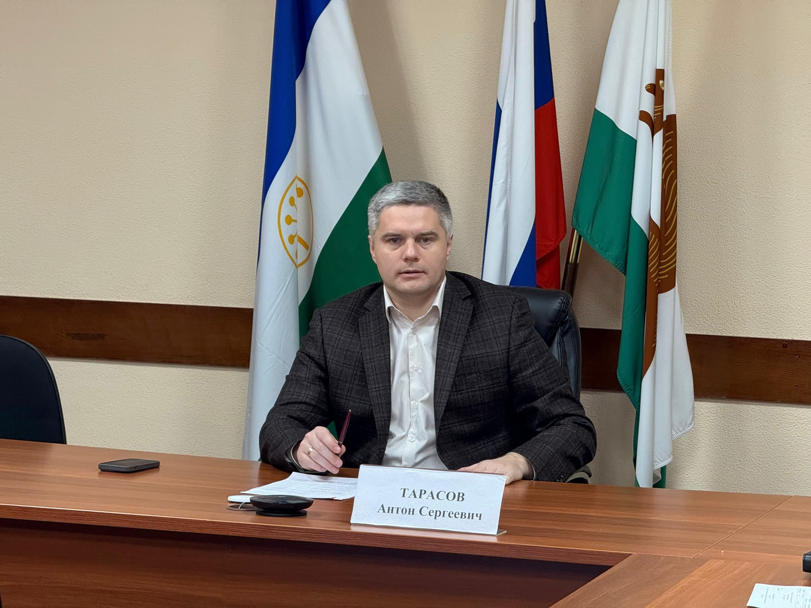 В Уфе около Дворца спорта началась установка новогодней ёлки