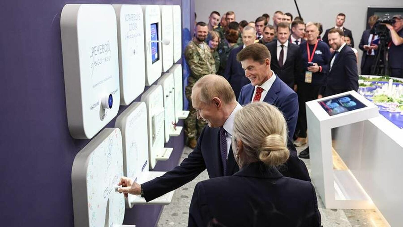 Путин во Владивостоке освоил молодежный сленг: «чилловая катка» и «кринж»