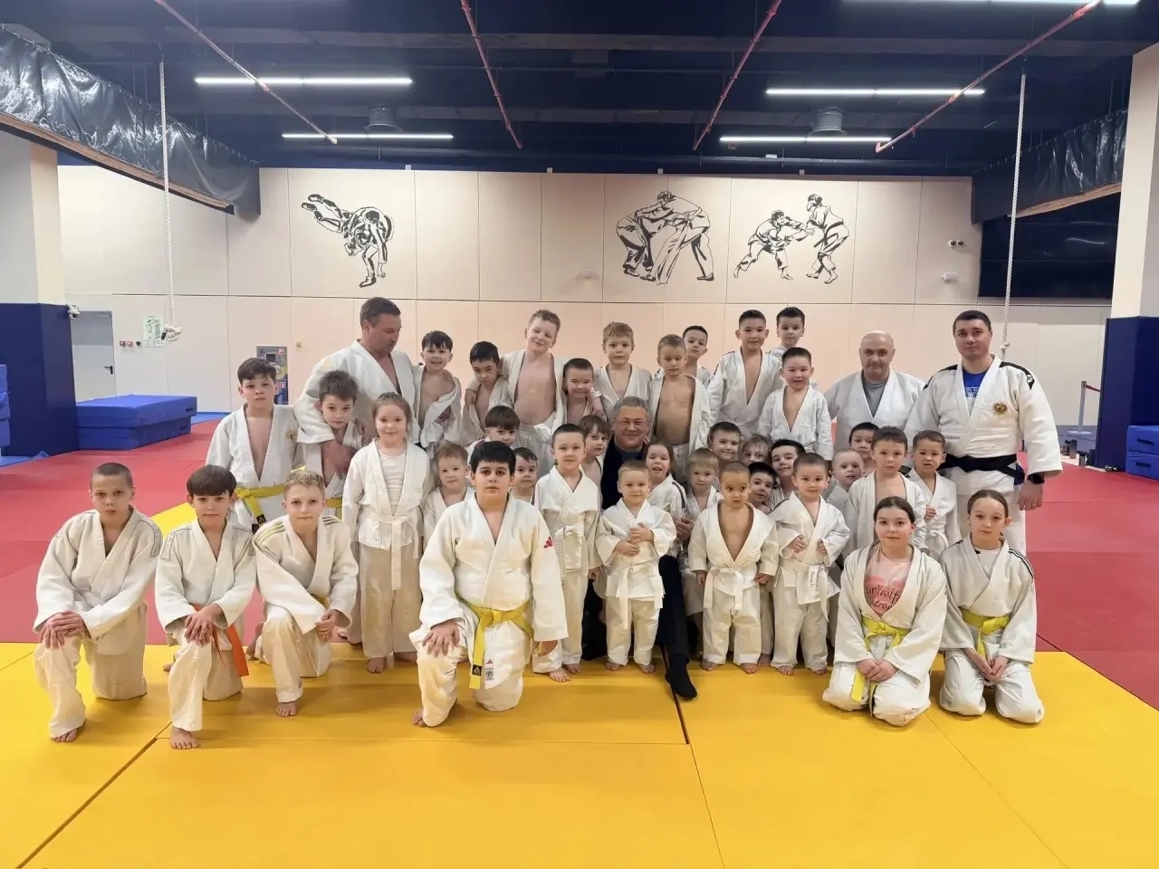 Накануне 23 февраля Радий Хабиров побывал во Дворце борьбы