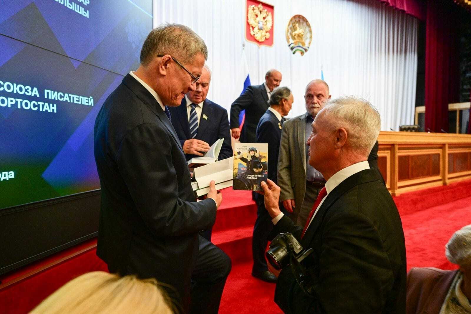 Радий Хабиров провел встречу с Союзом писателей Башкирии.