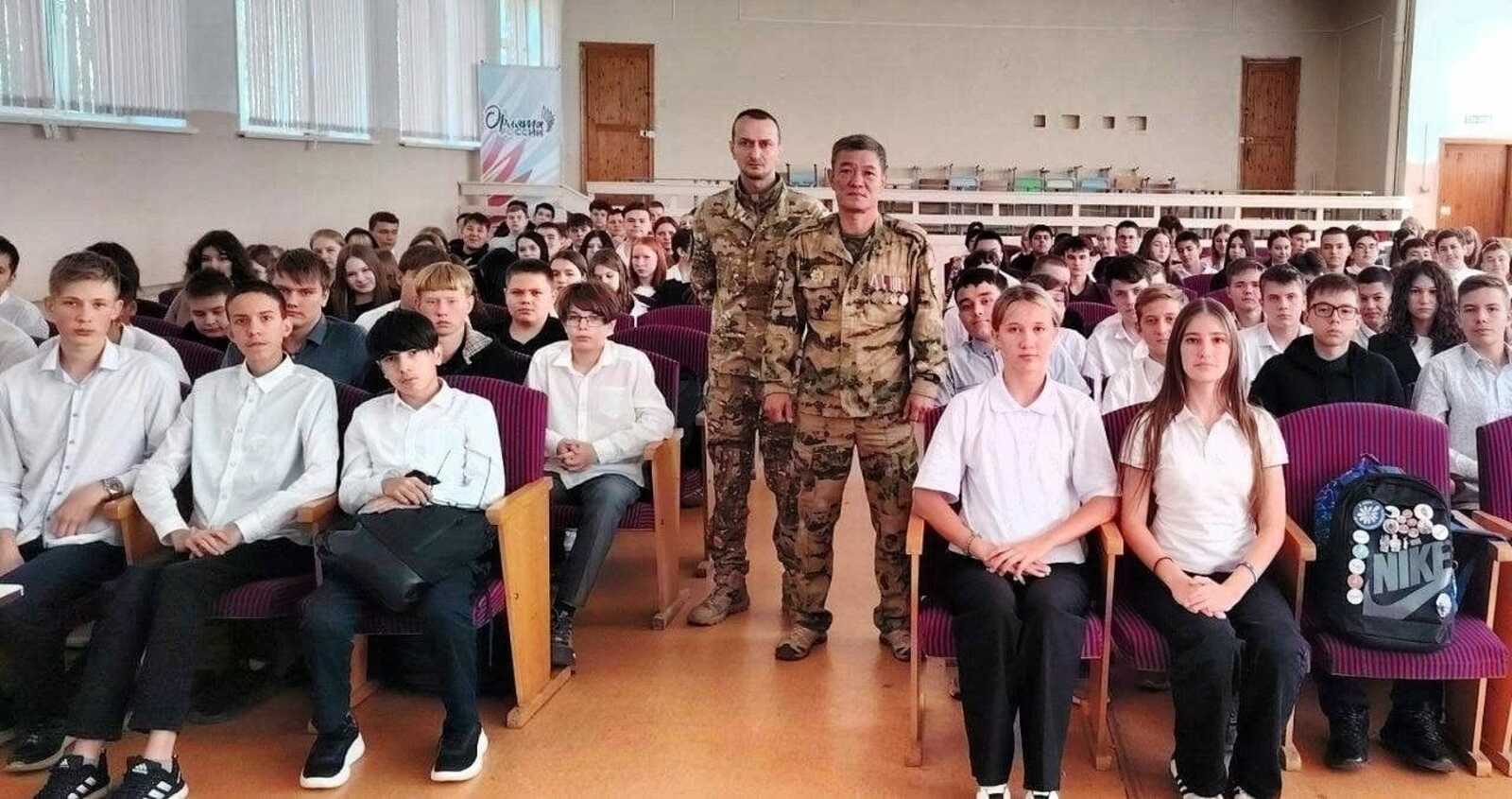 Урок мужества: бойцы СВО поделились с ишимбайскими школьниками опытом