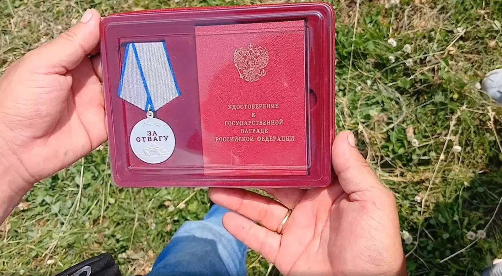 Народный фронт помог вручить награду ветерану СВО