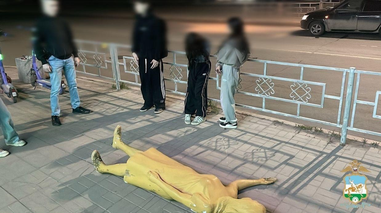 В Уфе подростки пытались украсть скульптуру матери