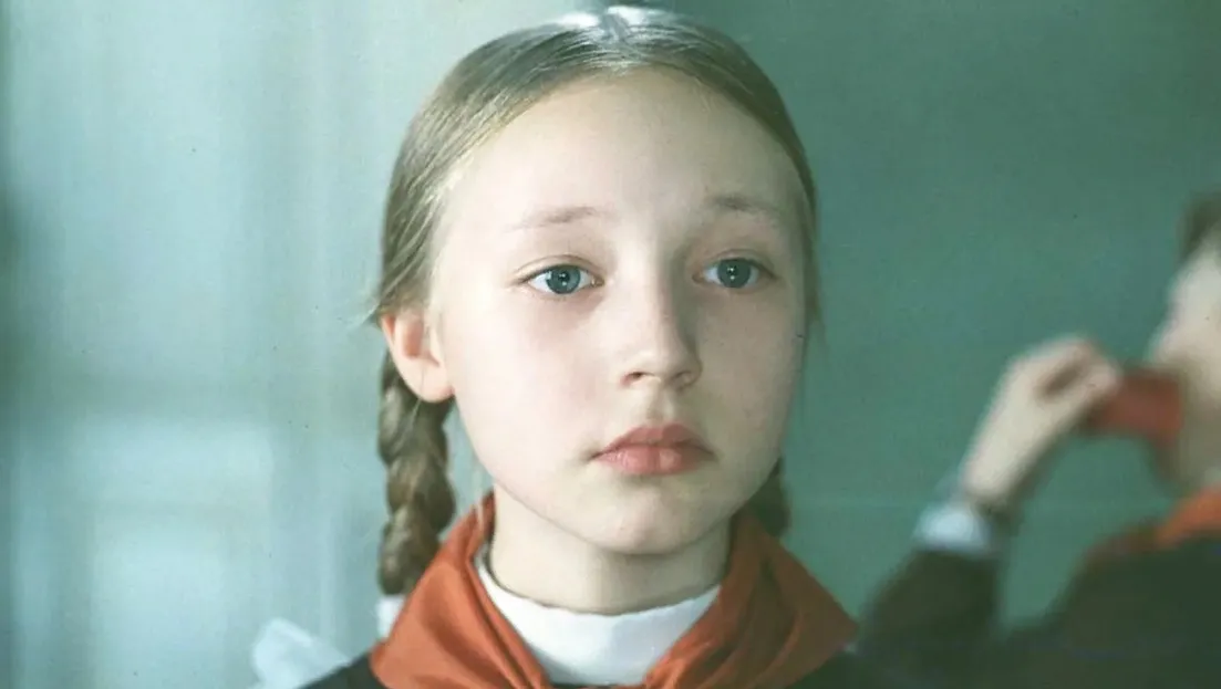 Лена Бессольцева из фильма «Чучело» —тоже изгой в классе. Но она более сильная, цельная, чем Тая Петрова. И жертвой буллинга она стала из-за предательства одноклассника, который ей очень нравился.
