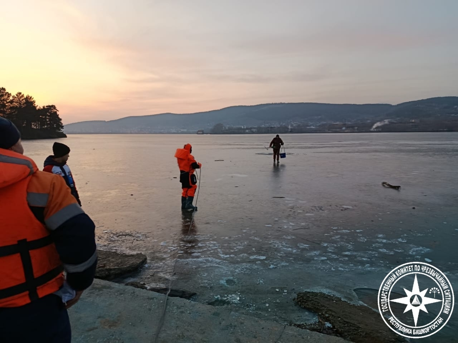 В Башкирии спасатели эвакуировали рыбака с тонкого льда
