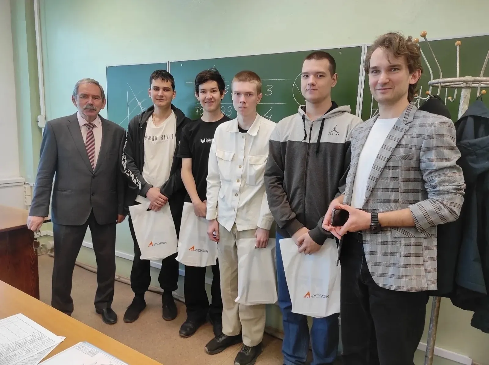 Михаил (в центре) вместе со своими однокурсниками и преподавателями