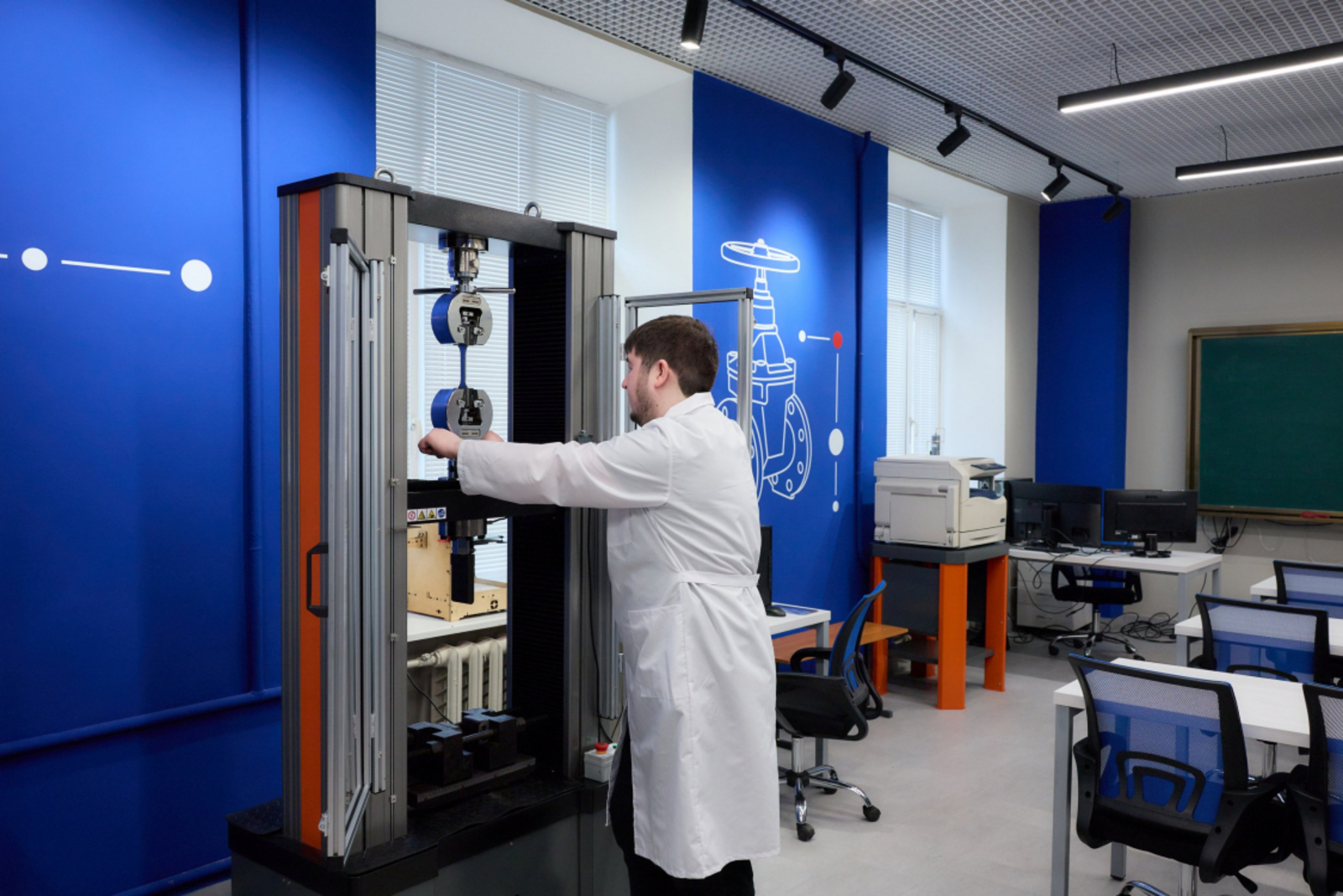 В УГНТУ начала работу современная лаборатория по металловедению