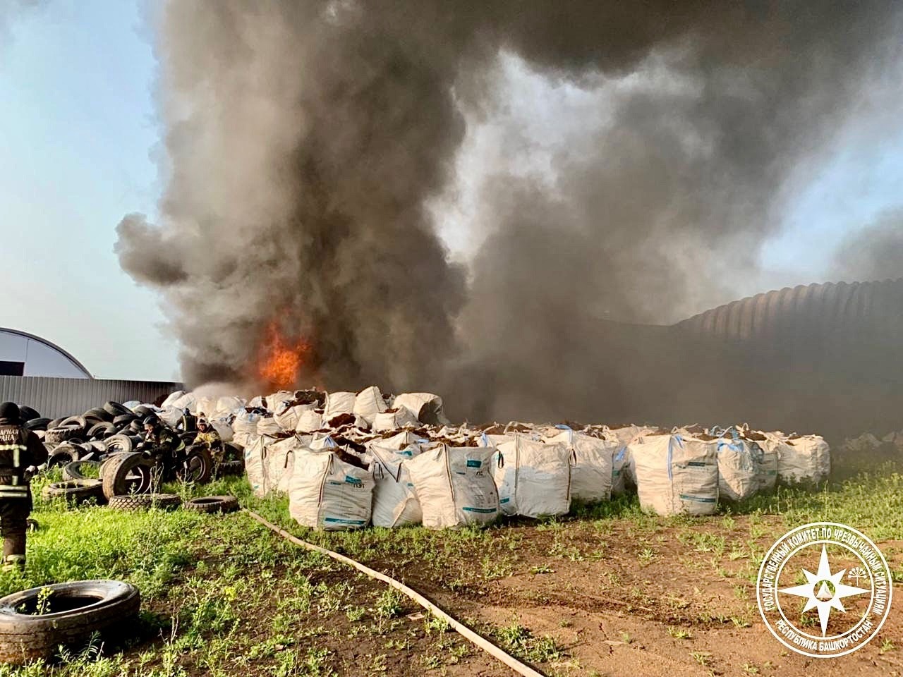 Пожар на складе в Уфимском районе Башкирии вызвал задымление