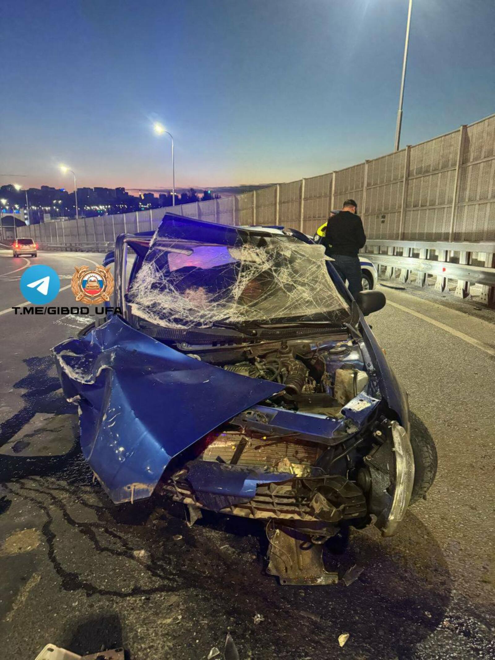 В Уфе «Лада Калина» врезалась в ограждение