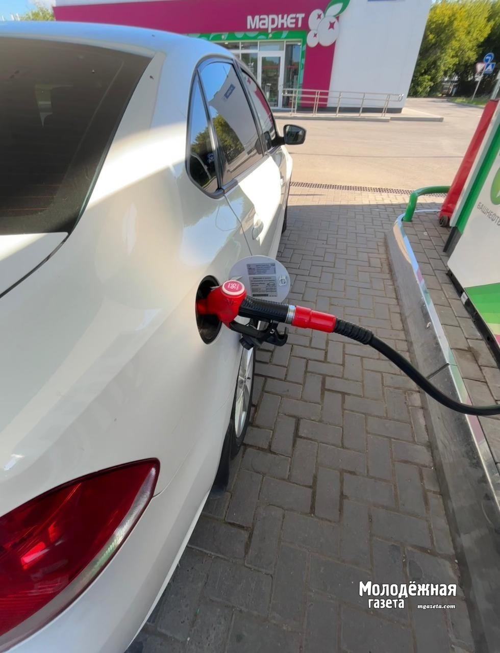 На заправках Башнефть снова подорожал бензин