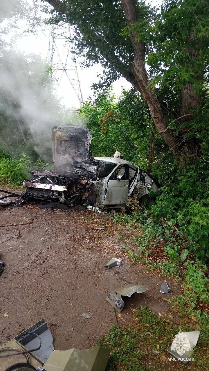 В Уфе произошло серьезное ДТП: BMW врезался в светофор, есть жертвы