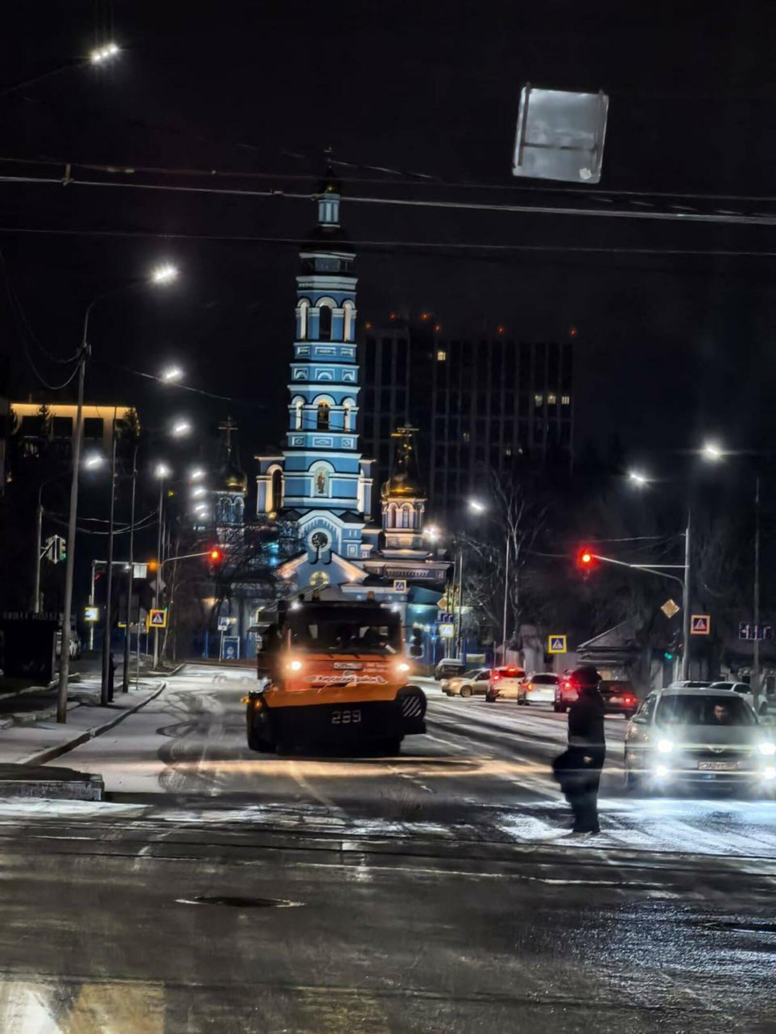 Дороги Уфы обрабатываются противогололедными материалами