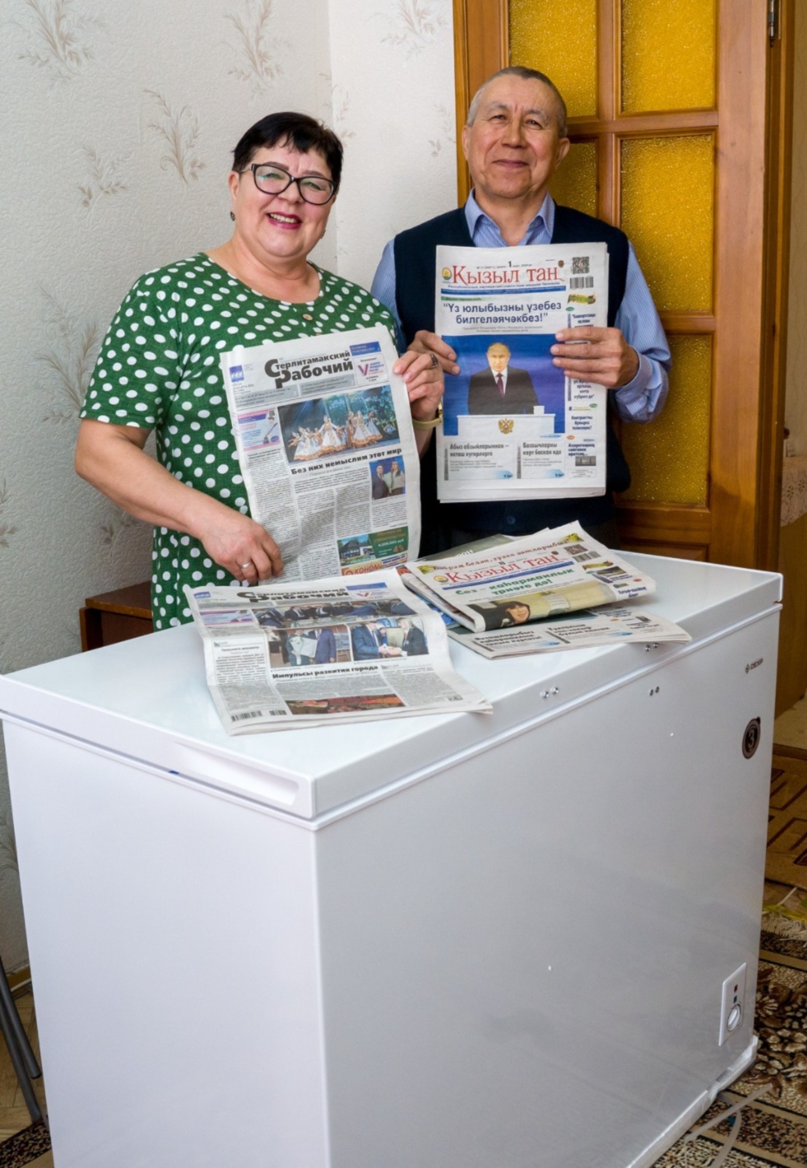 https://srgazeta.ru/ Семья Курбангуловых с любимыми газетами и выигранным призом
