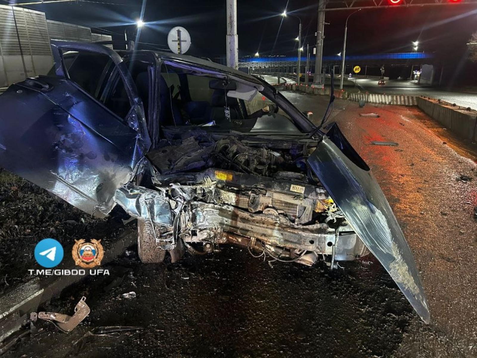 В Уфе машина врезалась в ограждение — водитель получил травмы
