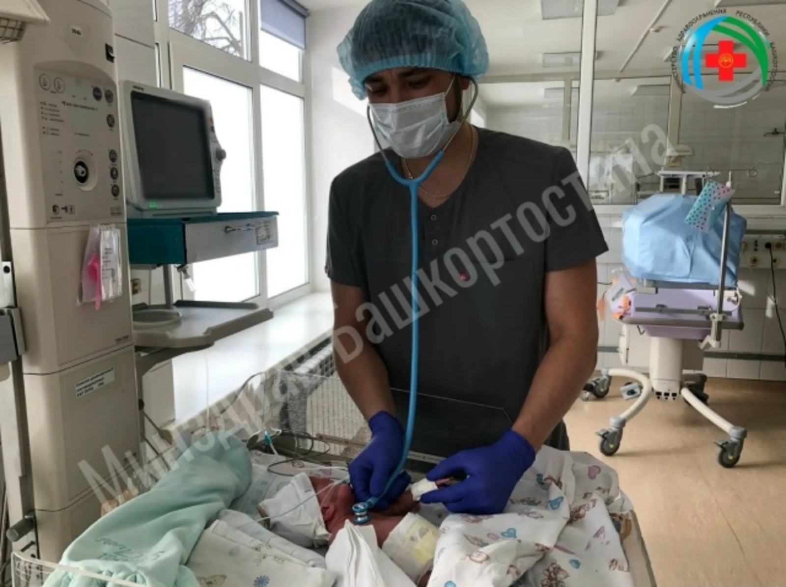 Врачи из Уфы выходили 490-граммовую малышку