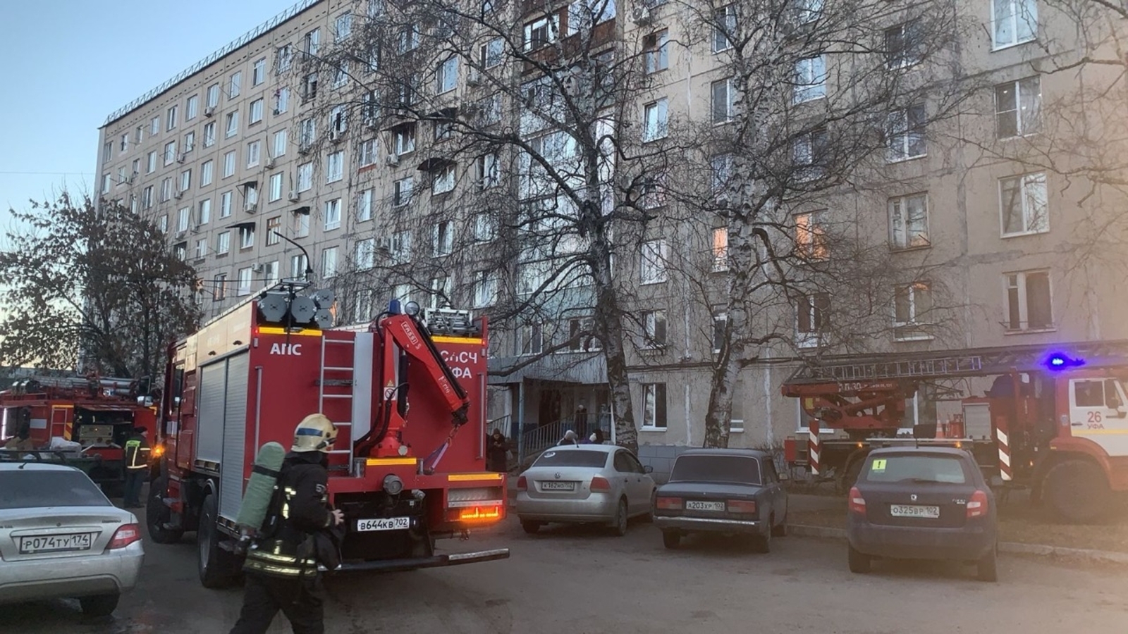 В Уфе пожарные спасли семь человек и эвакуировали ещё 50 жителей девятиэтажки