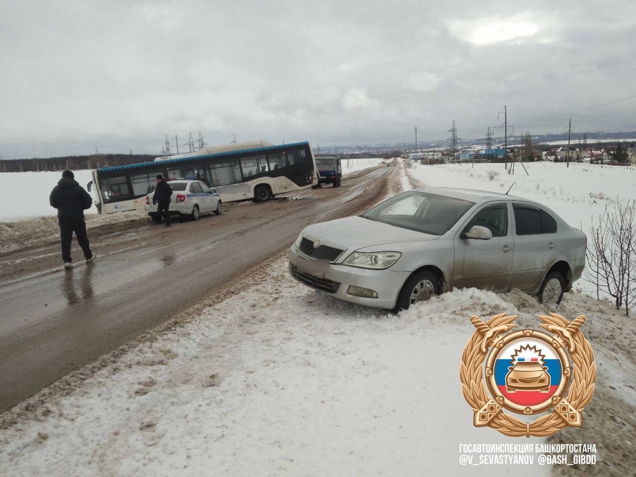 Рейсовый автобус столкнулся с легковушкой в Уфимском районе Башкирии