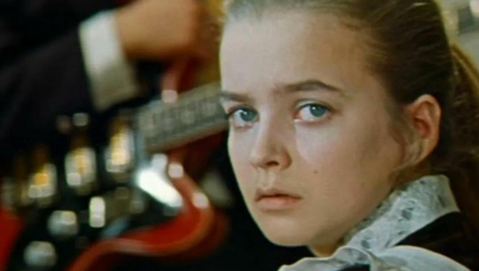 Тая Петрова из фильма «Розыгрыш» — типичный пример лузера. Ее или игнорируют, или откровенно презирают. Хотя она красивая, хорошо учится, но она — «белая ворона» в своем классе.