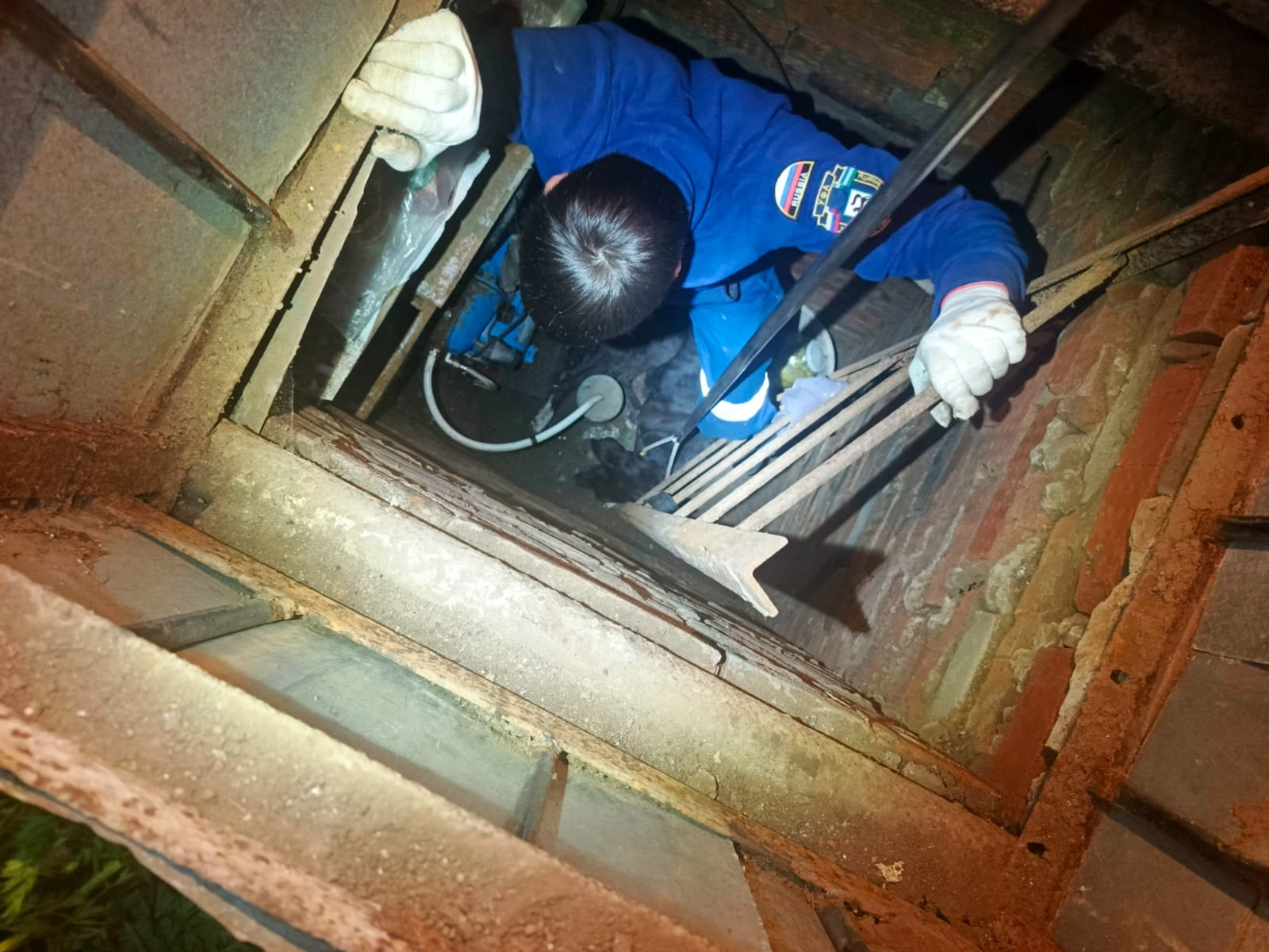 Не бросили в беде: уфимские спасатели выручили дворнягу, угодившую в подвал