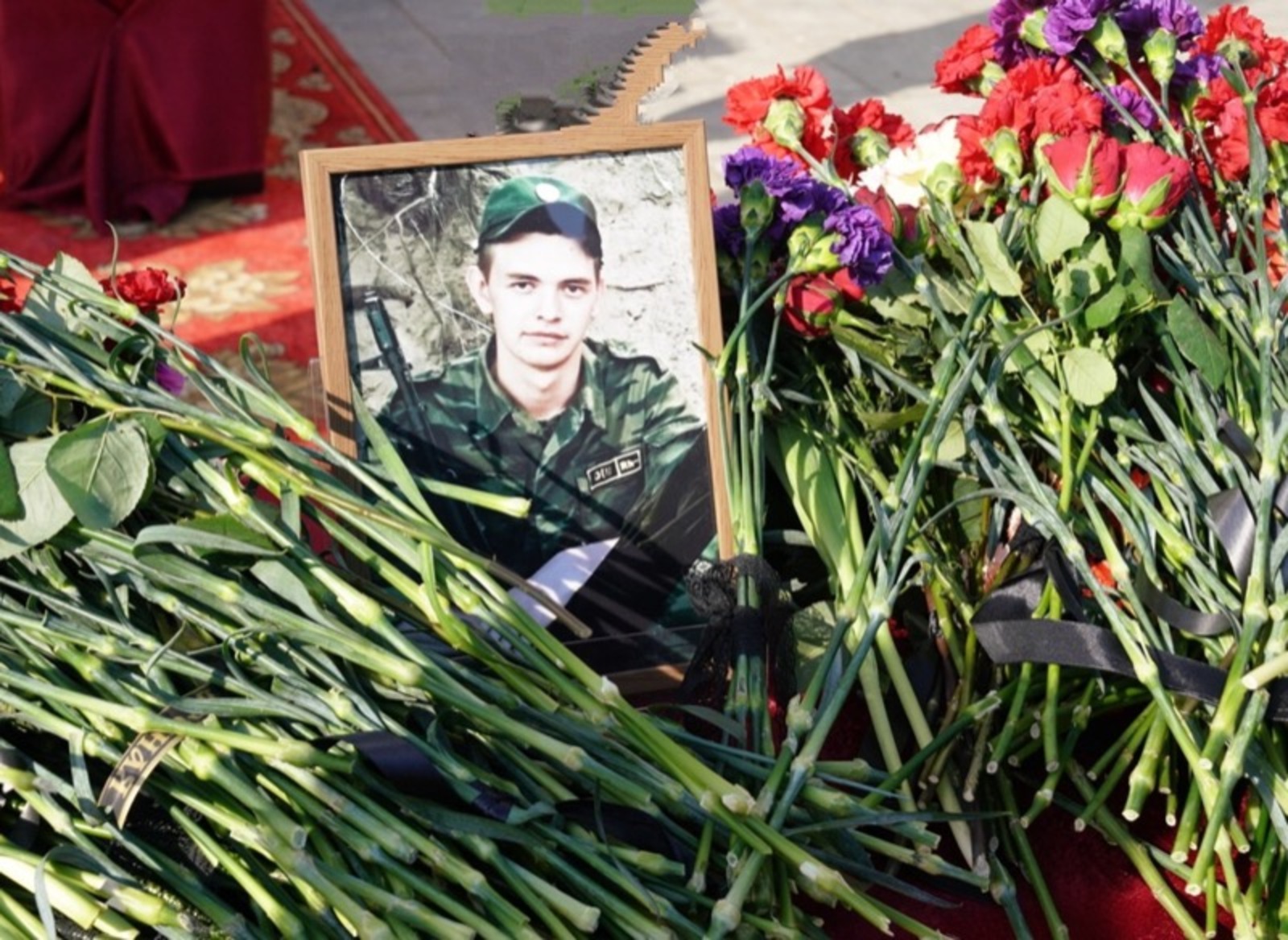 Российский похоронить. Прощание с военнослужащими солдатами.