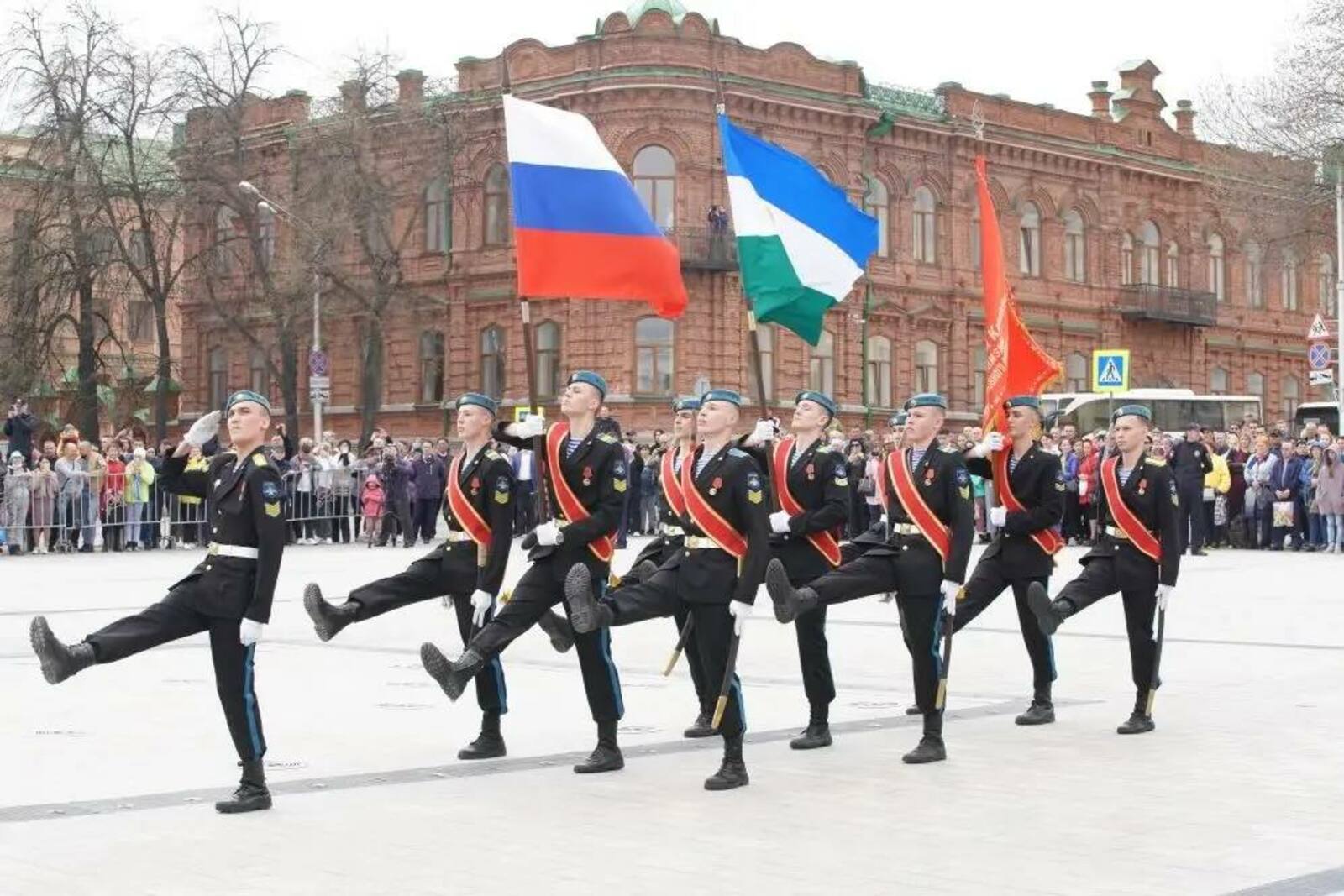 Радий Хабиров поздравил жителей Башкирии с Днем государственного флага