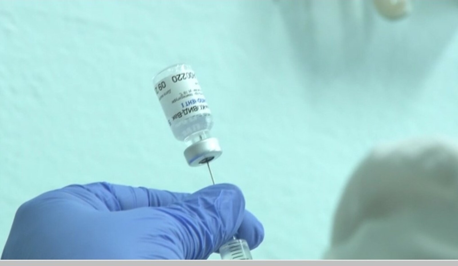 Центр Гамалеи может создать вакцину от коронавируса на основе штаммов «дельта» и «омикрон»