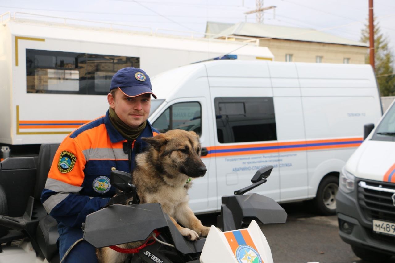 Пушистый антистресс: Уфимские спасатели показали четвероногого сотрудника Лаки