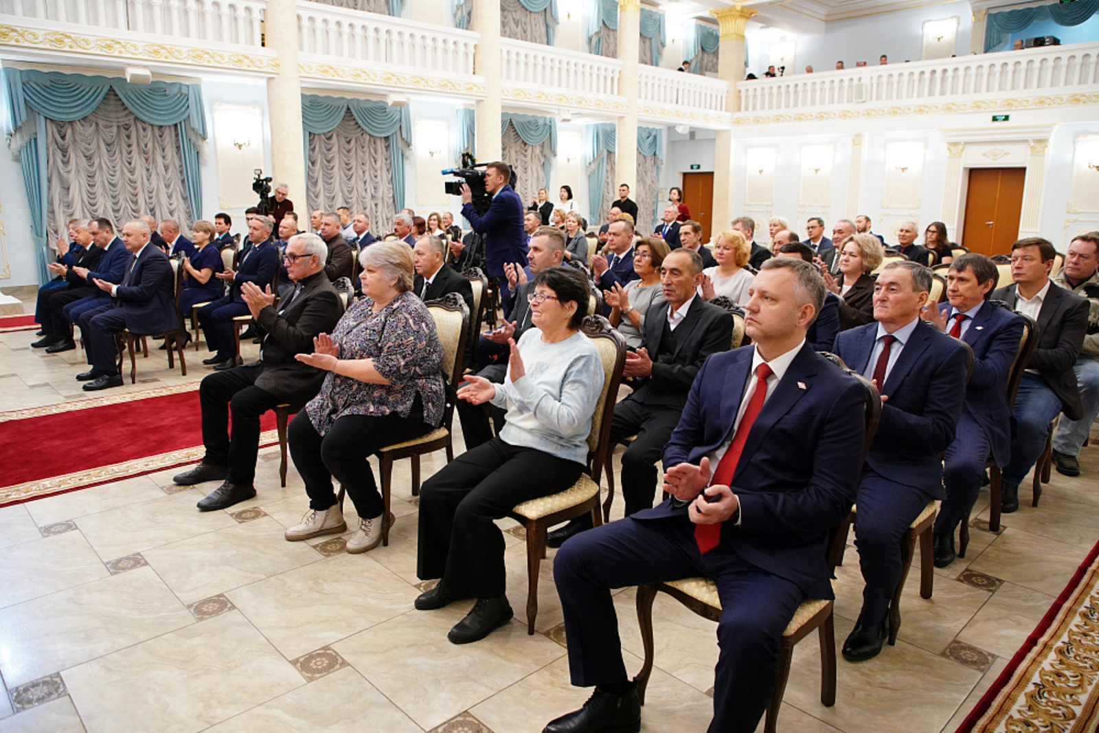 Радий Хабиров вручил госнаграды лучшим работникам промышленности Башкирии