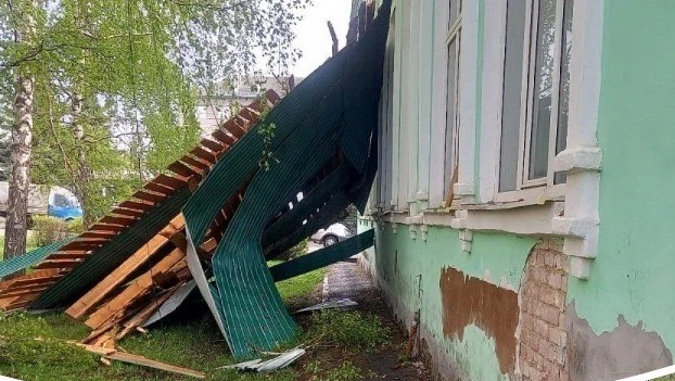В Башкирии ураганный ветер сорвал крышу с гимназии в Белорецке