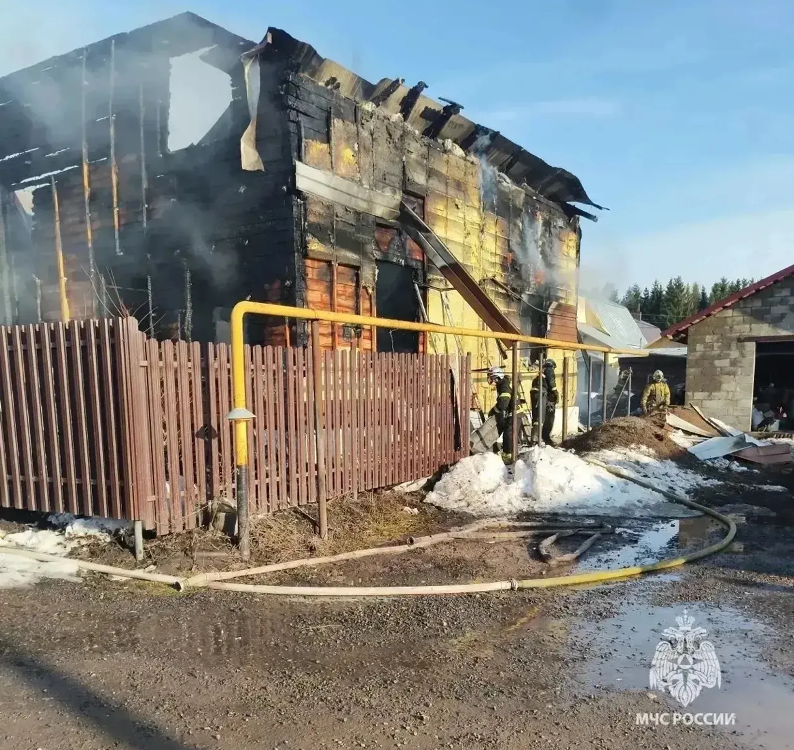 В разных районах Уфы загорелись два дома