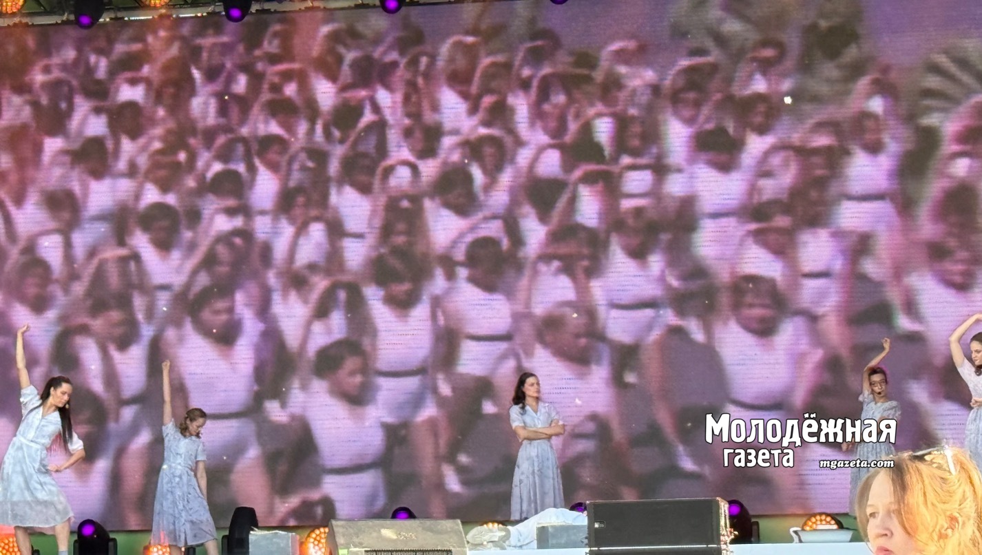 Мультимедийный экран задника в прологе частично компенсировал отсутствие декораций открытого показа