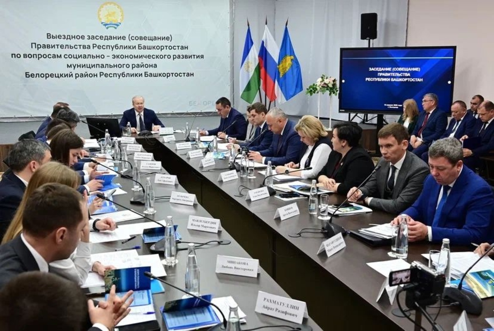 Андрей Назаров поздравил работников муниципалитетов с праздником