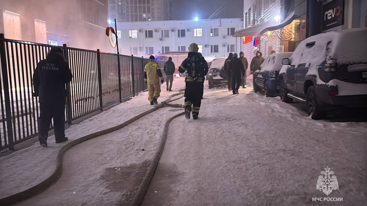 В Уфе горит торговый центр