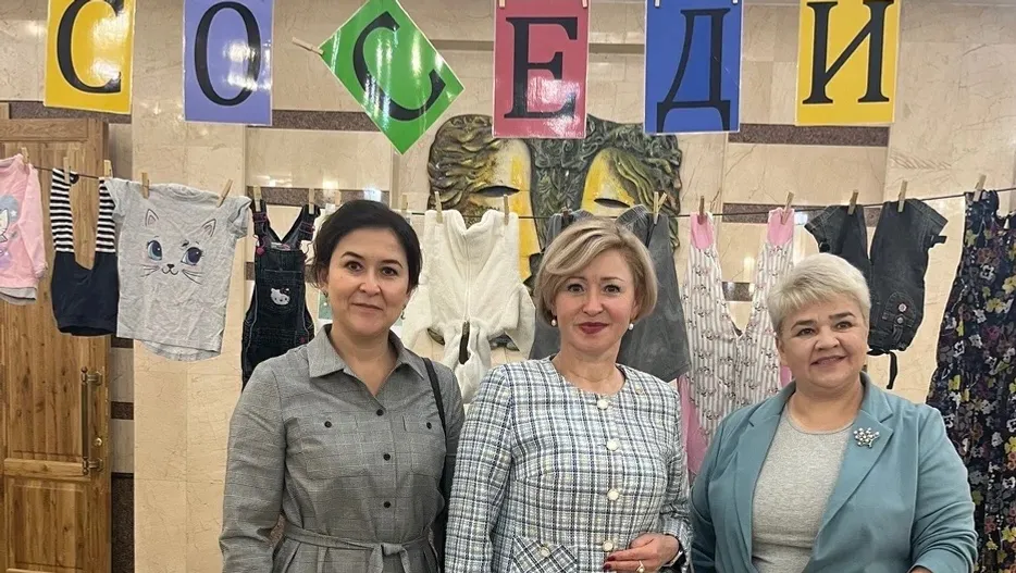 На фоне аутентичной инсталляции с удовольствием фотографировались не только простые зрители, но и министры