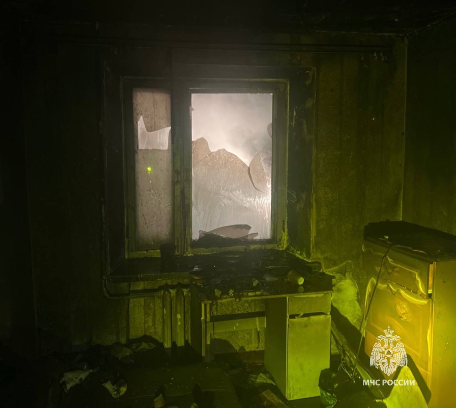 В Башкирии огнеборцы спасли пенсионерку с детьми из горящей квартиры