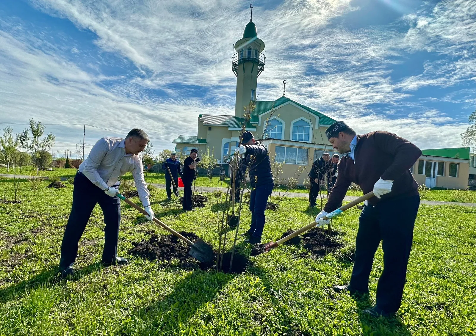 В уфимском Нагаево около мечети высадили деревья